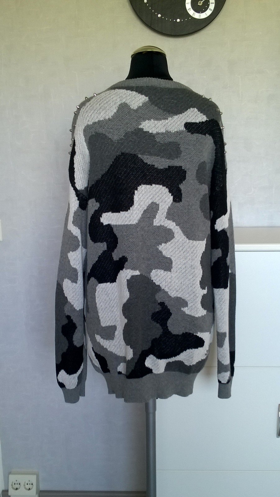 Longpulli Pulli Strickpulli grau schwarz weiß Camouflage mit Nieten Gr. S Forever 21