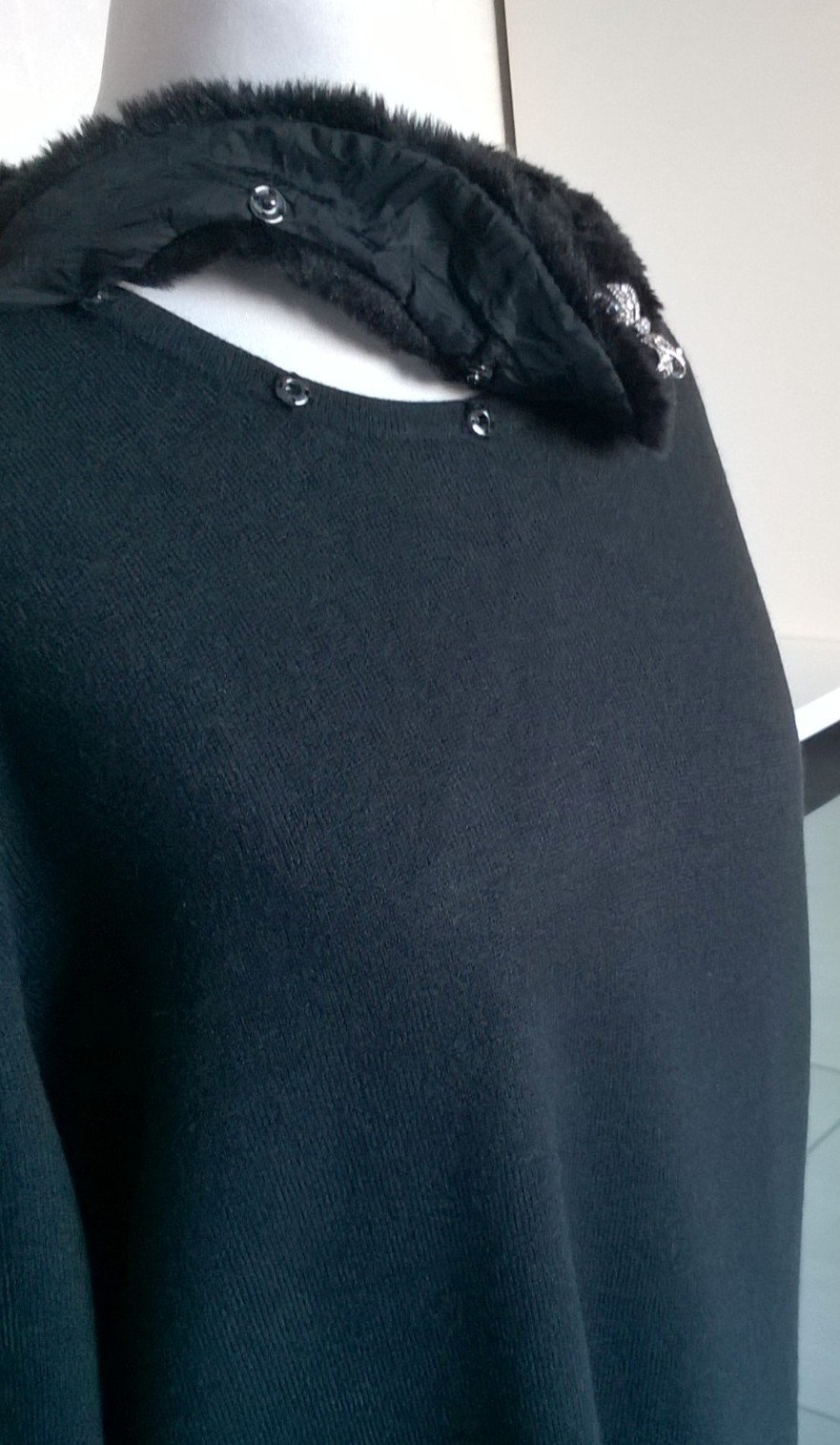 schicker Pulli Strickpulli Pullover Strickpullover Feinstrick mit Kunstfellkragen schwarz Adagio