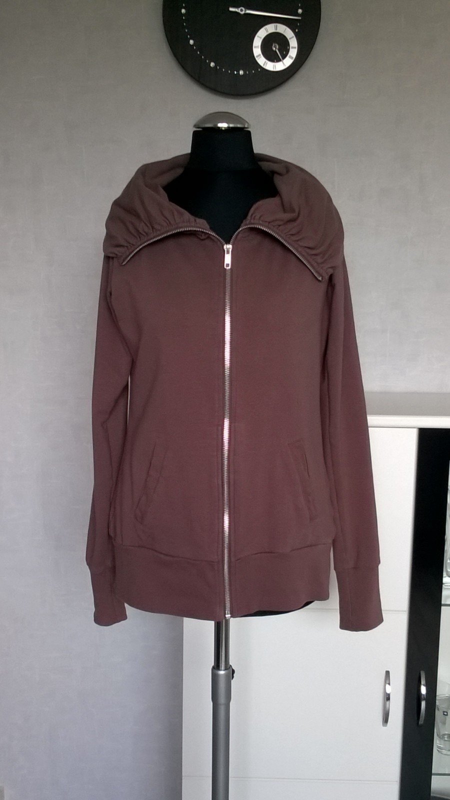 Sweatjacke mit großem Kragen Jacke Pulli taupe hellbraun Gr. S Amisu