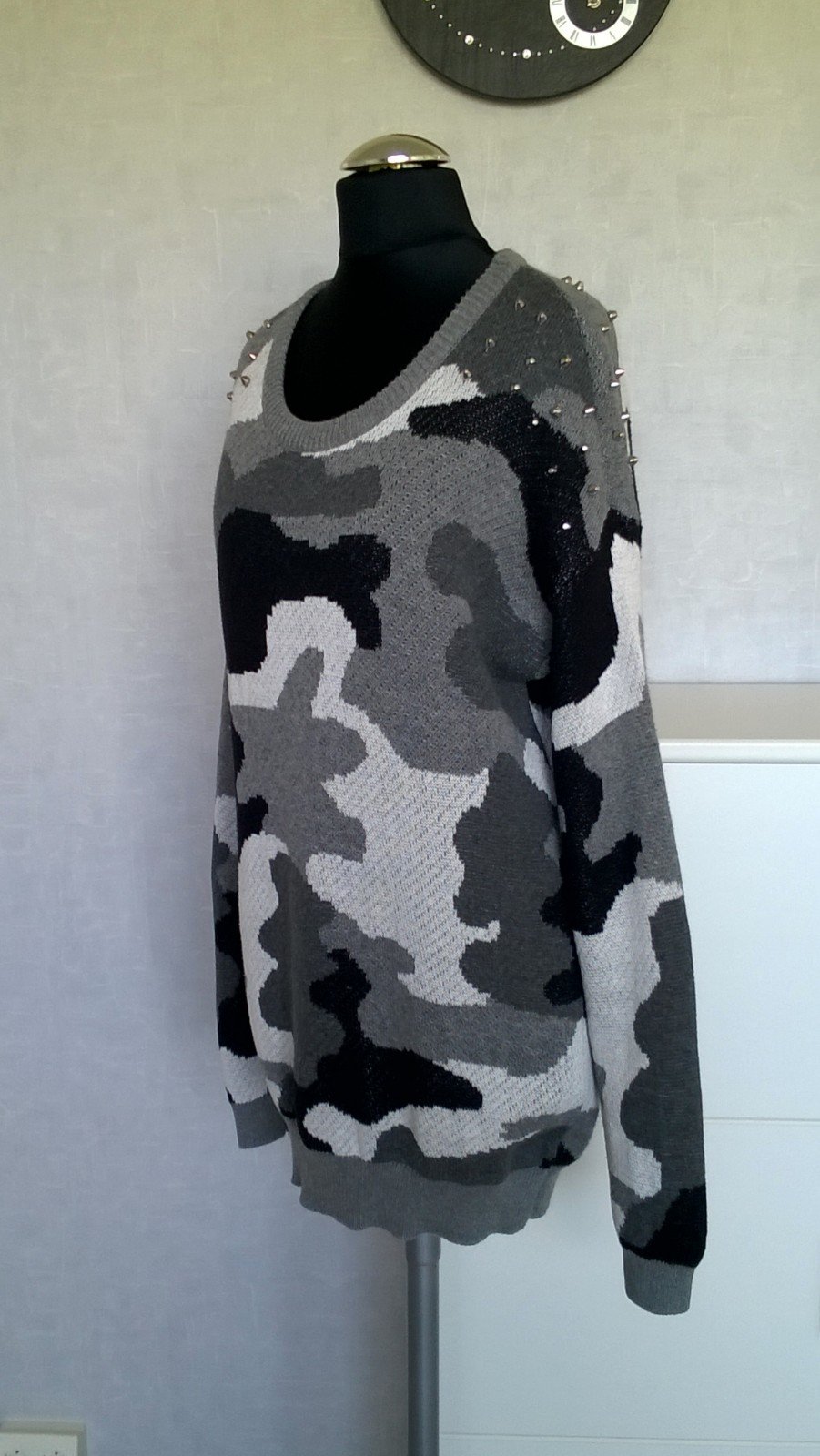 Longpulli Pulli Strickpulli grau schwarz weiß Camouflage mit Nieten Gr. S Forever 21