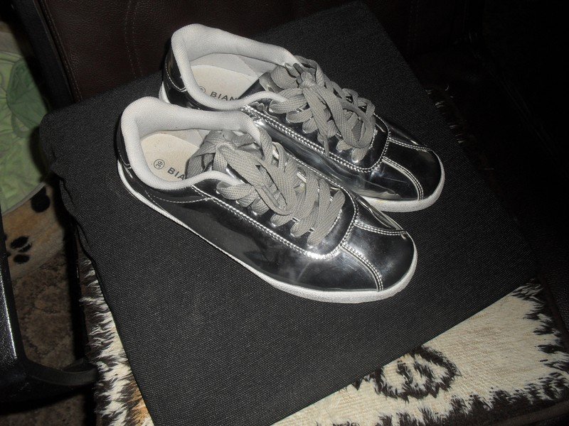Silberne Sneakers