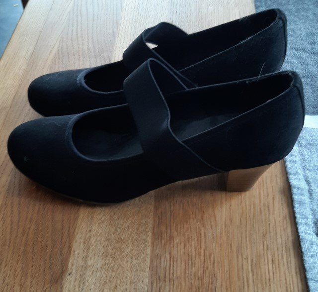 Schwarzer Wildlederpumps
