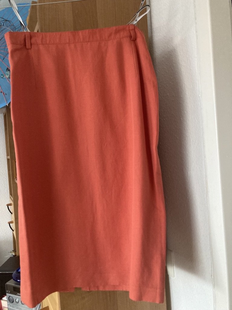 klassisches Kostüm, Rock und kurzärmeliger Blazer