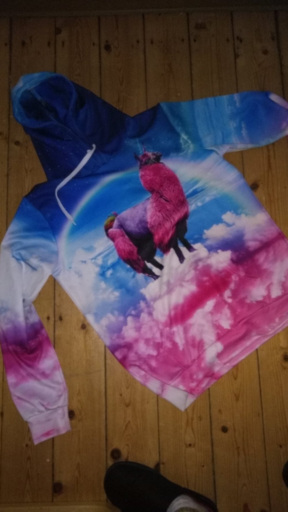 Bunt gemusterter Kapuzenpulli mit Lama und Regenbogen