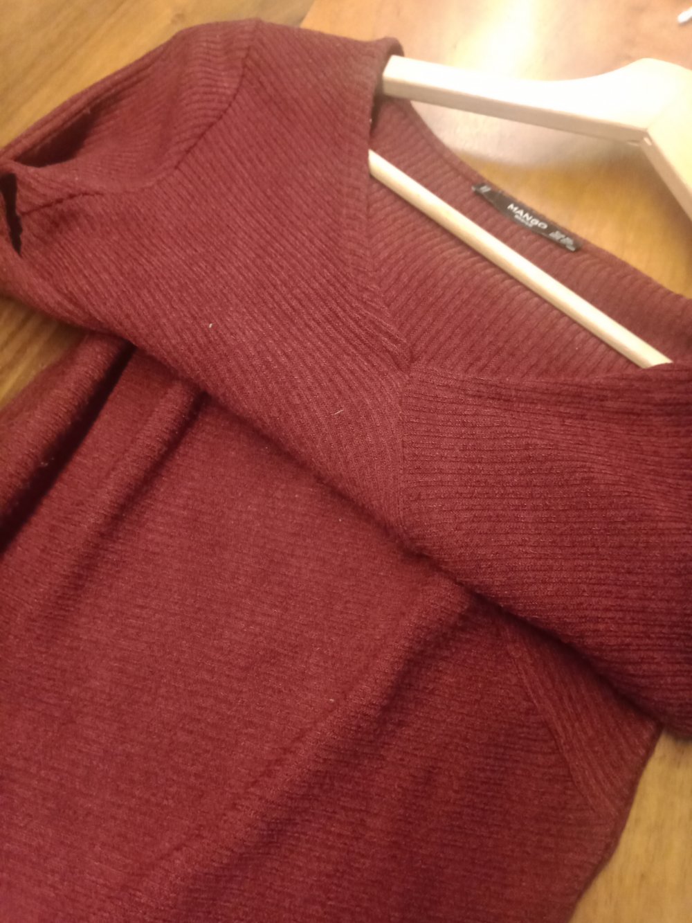 bordeauxrotes Strickkleid