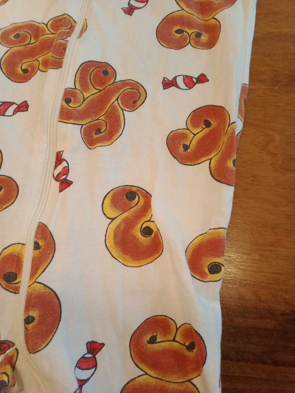 weisses Pijama mit Brezeln