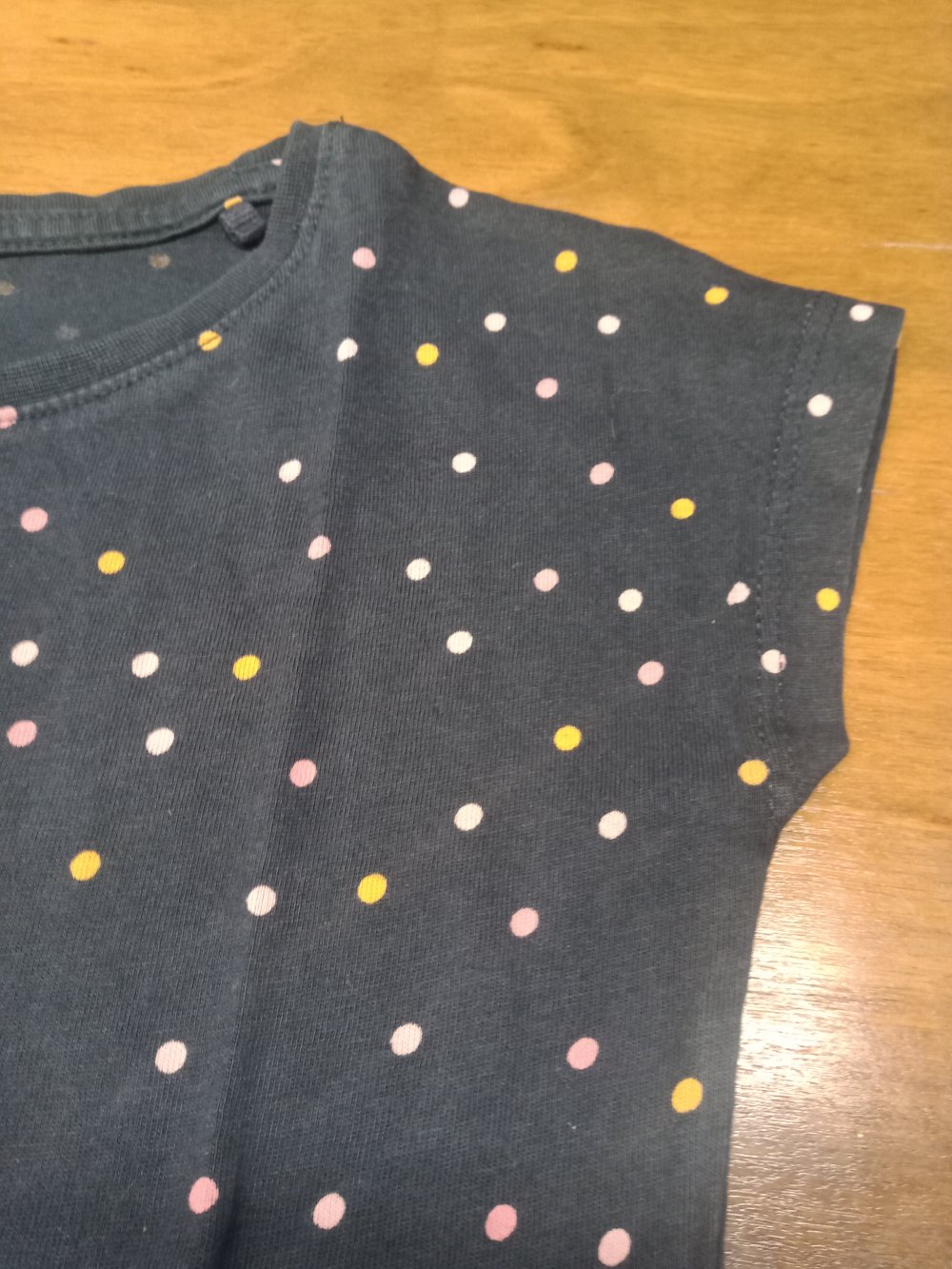 dunkelblaues T-Shirt mit rosa Punkten