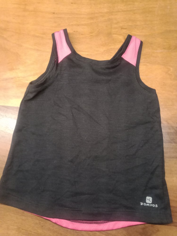 schwarzes Top