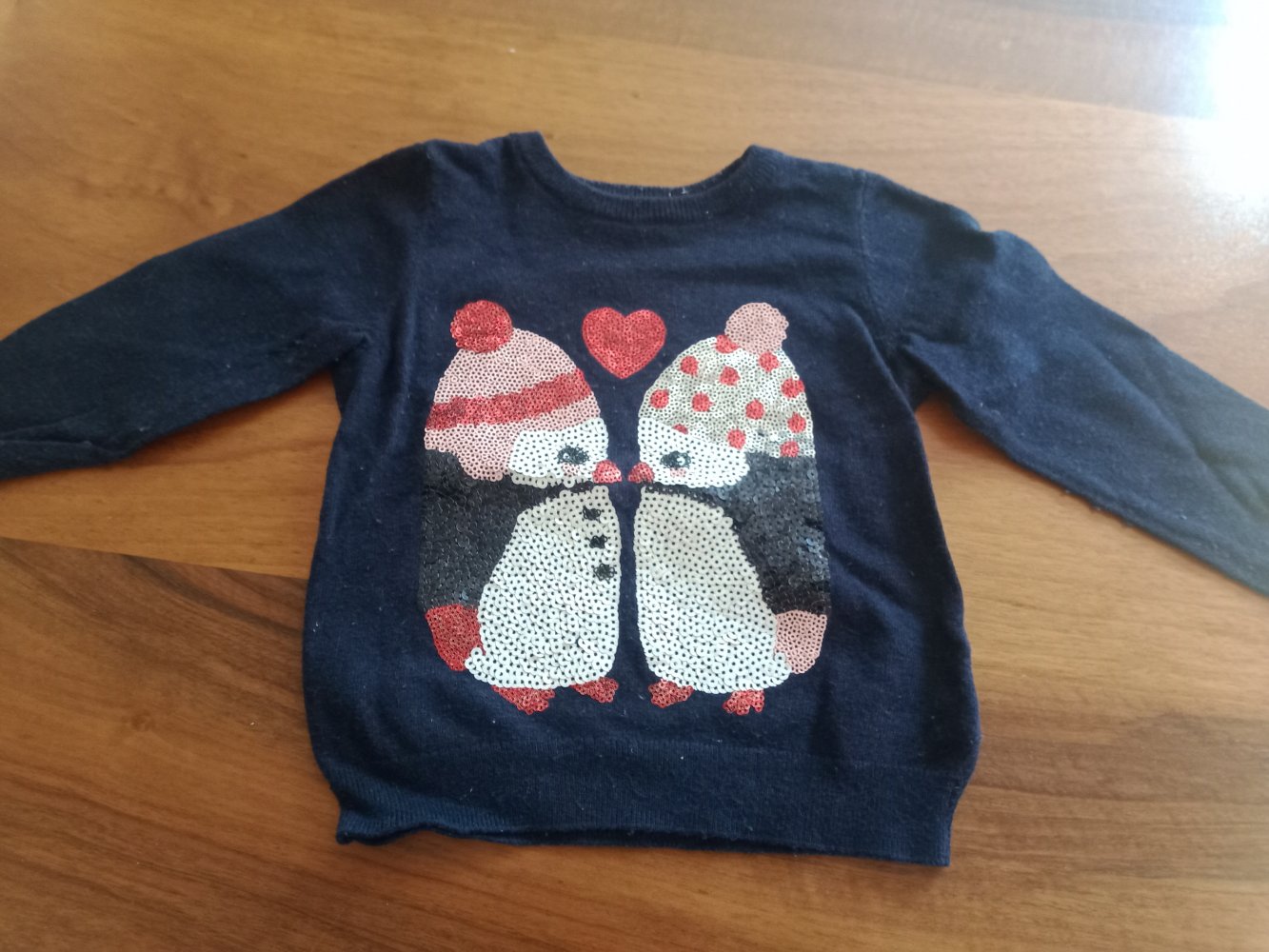 dunkelblauer Pulli mit Pingus aus Pailletten