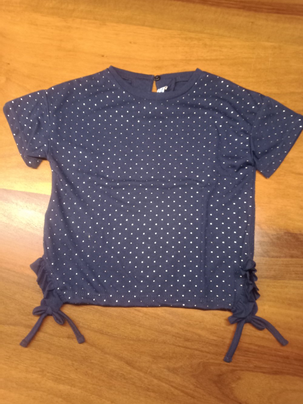 blaues T-Shirt mit Silberpunkten