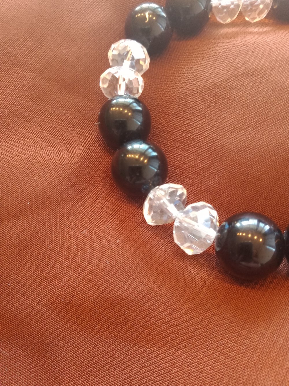 Armband mit Glassteinen und echtem Onyx