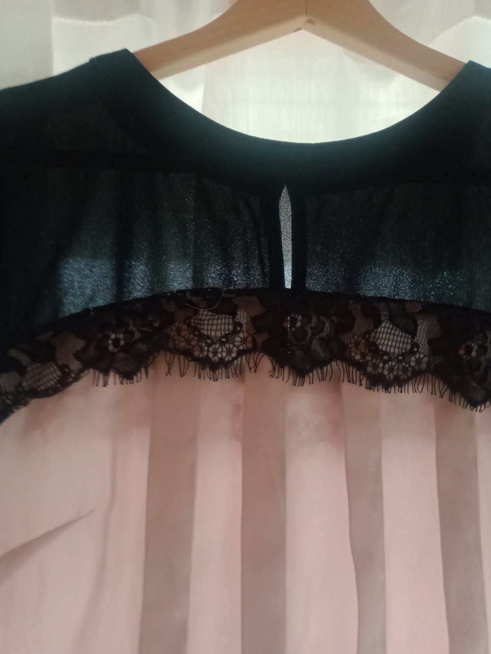braune Seiden-Bluse mit schwarzen Einsätzen