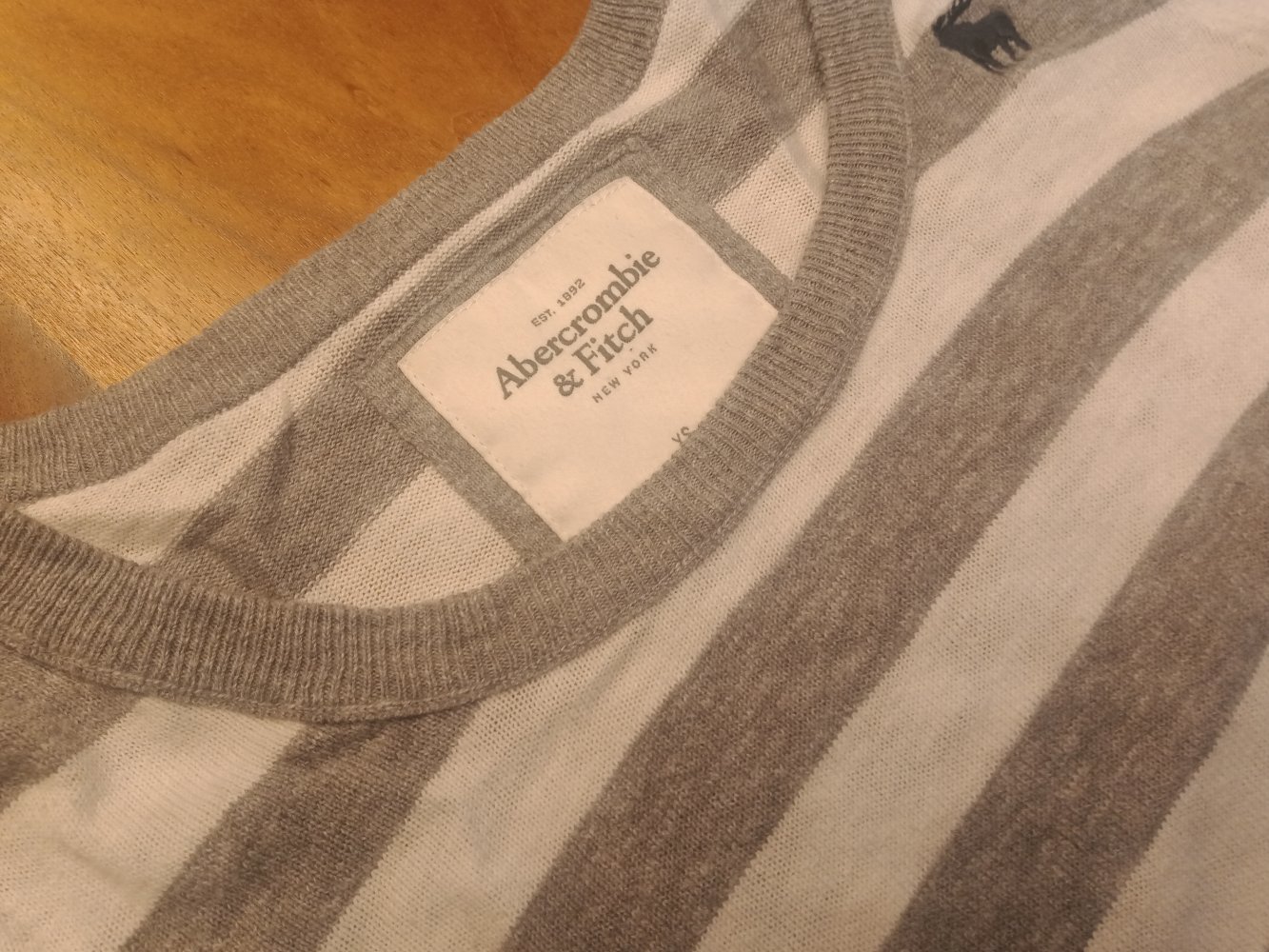 weiss/grau gestreifter Pullover