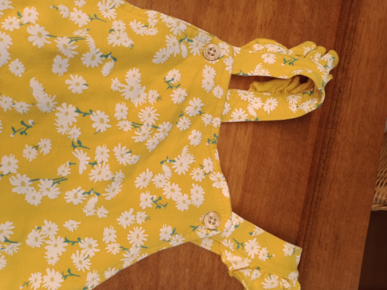 gelber Overall mit Gänseblümchen