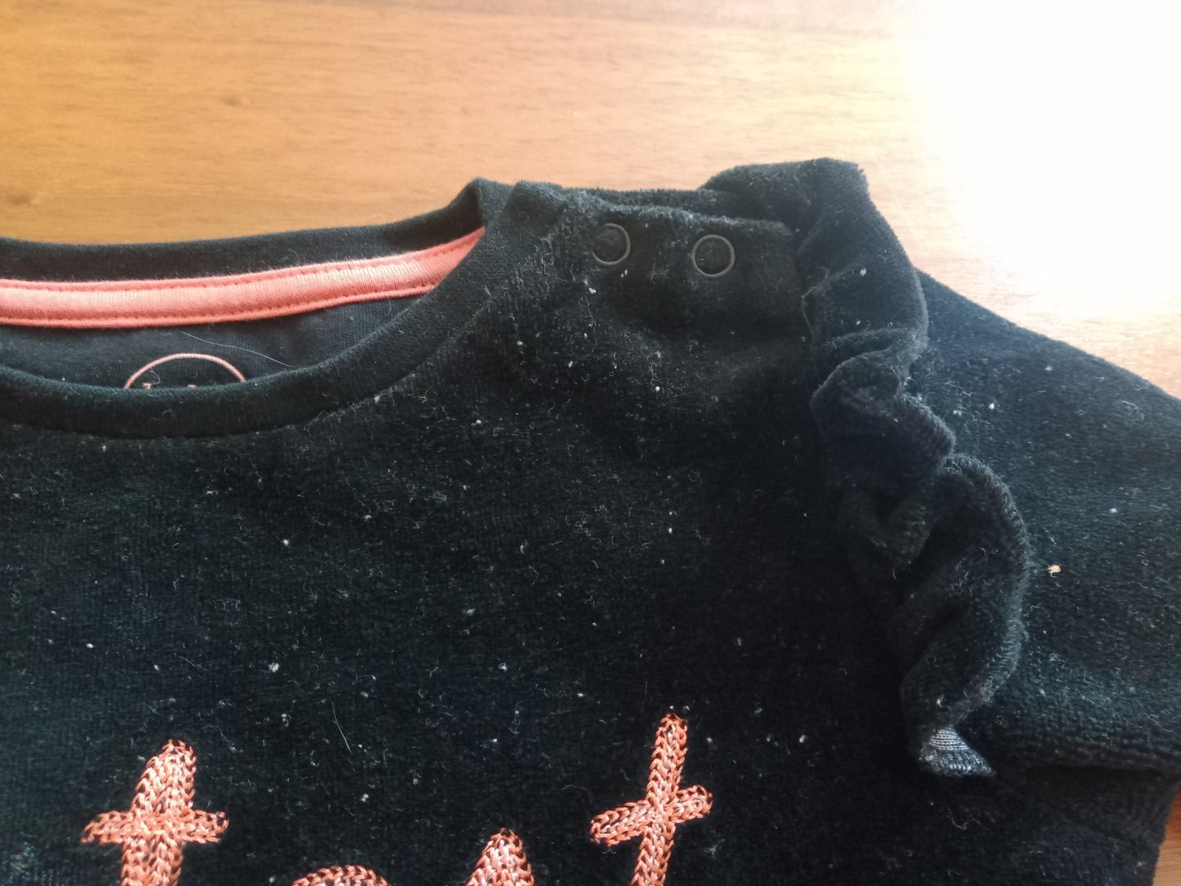 schwarzer Samt-Pulli 