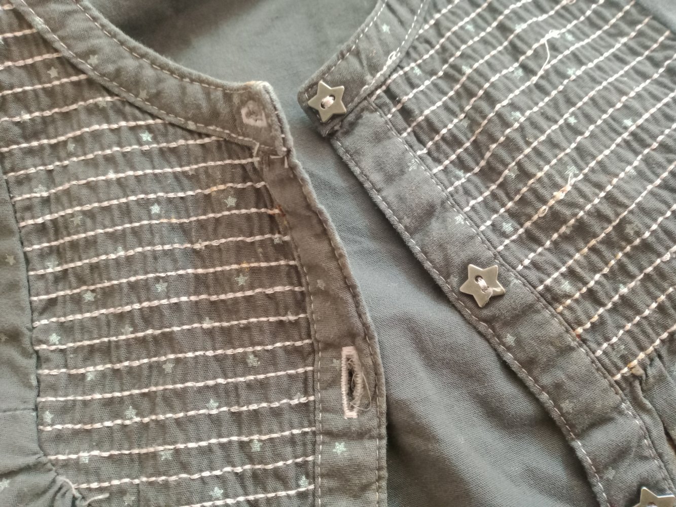 graue Sternchen-Bluse