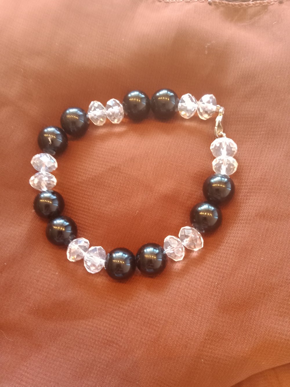 Armband mit Glassteinen und echtem Onyx