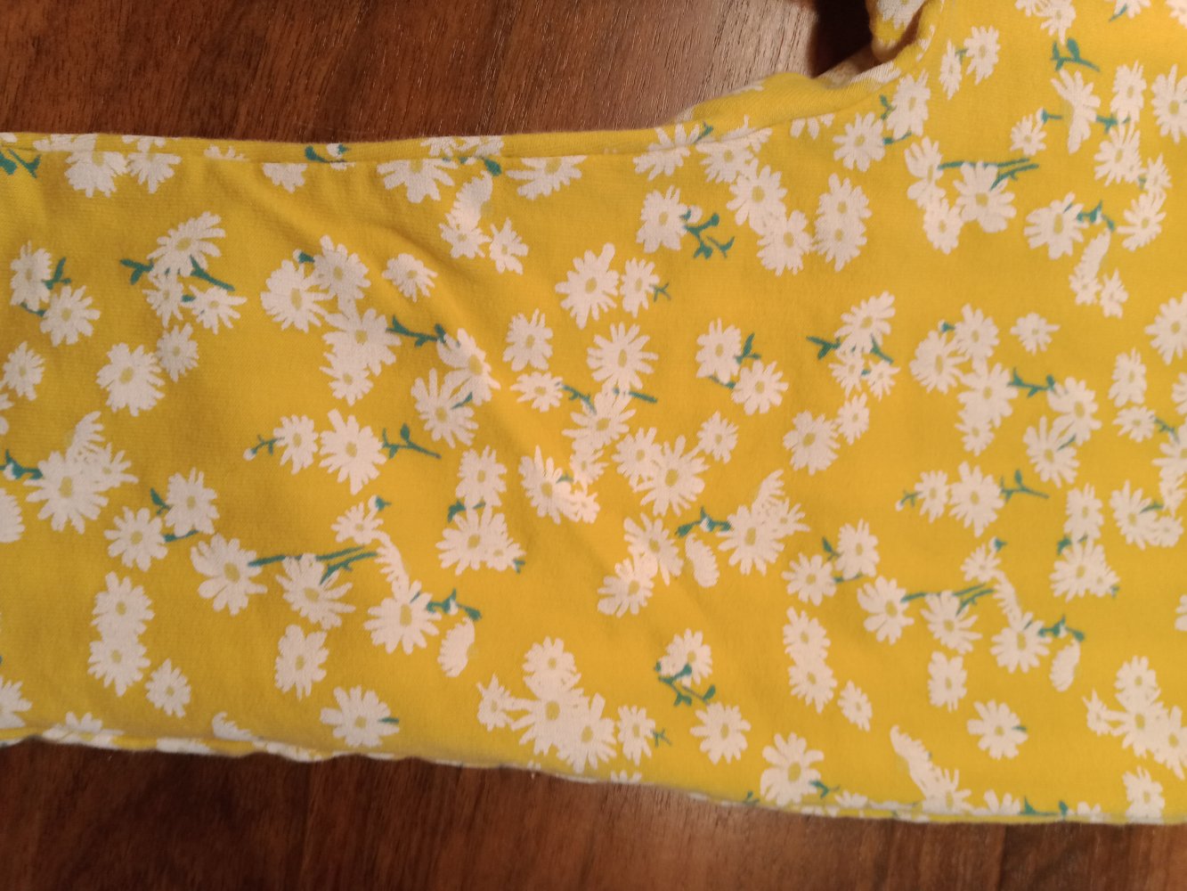 gelber Overall mit Gänseblümchen