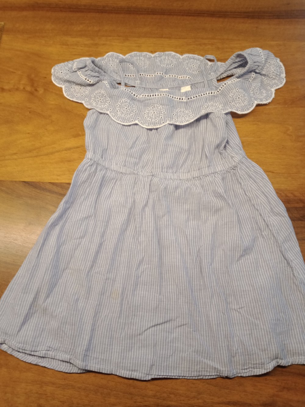 blau gestreiftes dünnes Sommerkleidchen