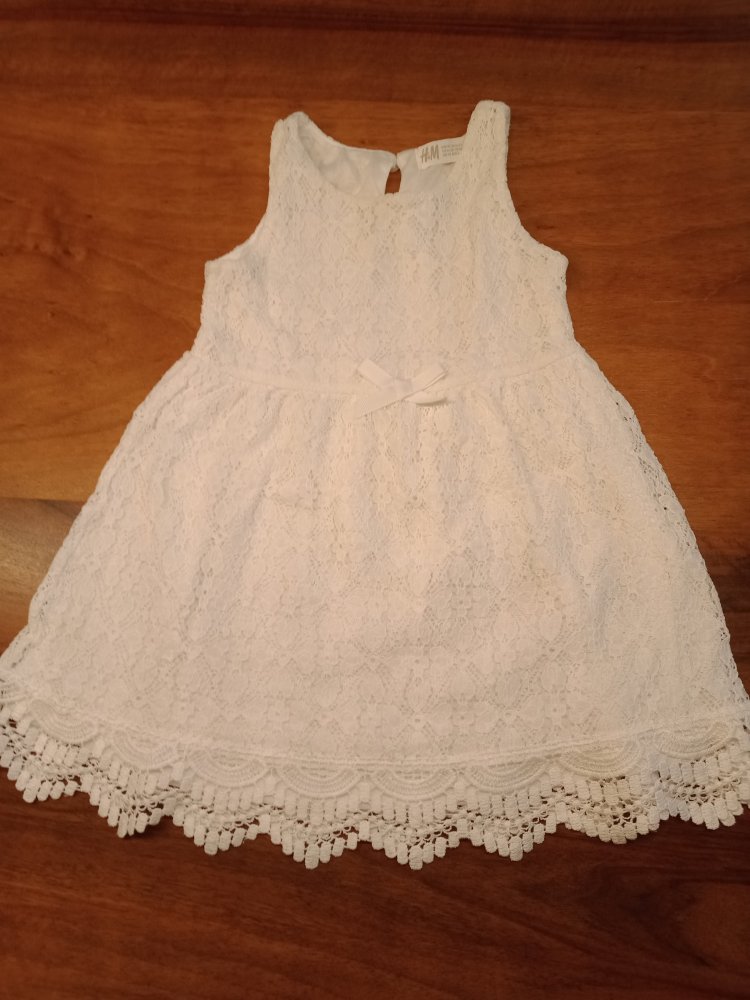 weisses Spitzen-Kleidchen
