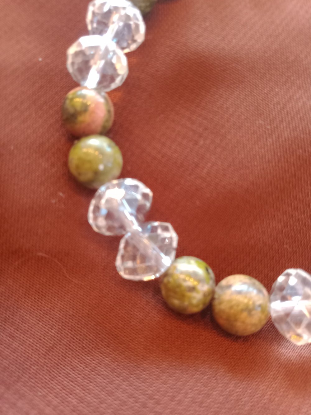 Armband aus Glasperlen und echtem Epidot