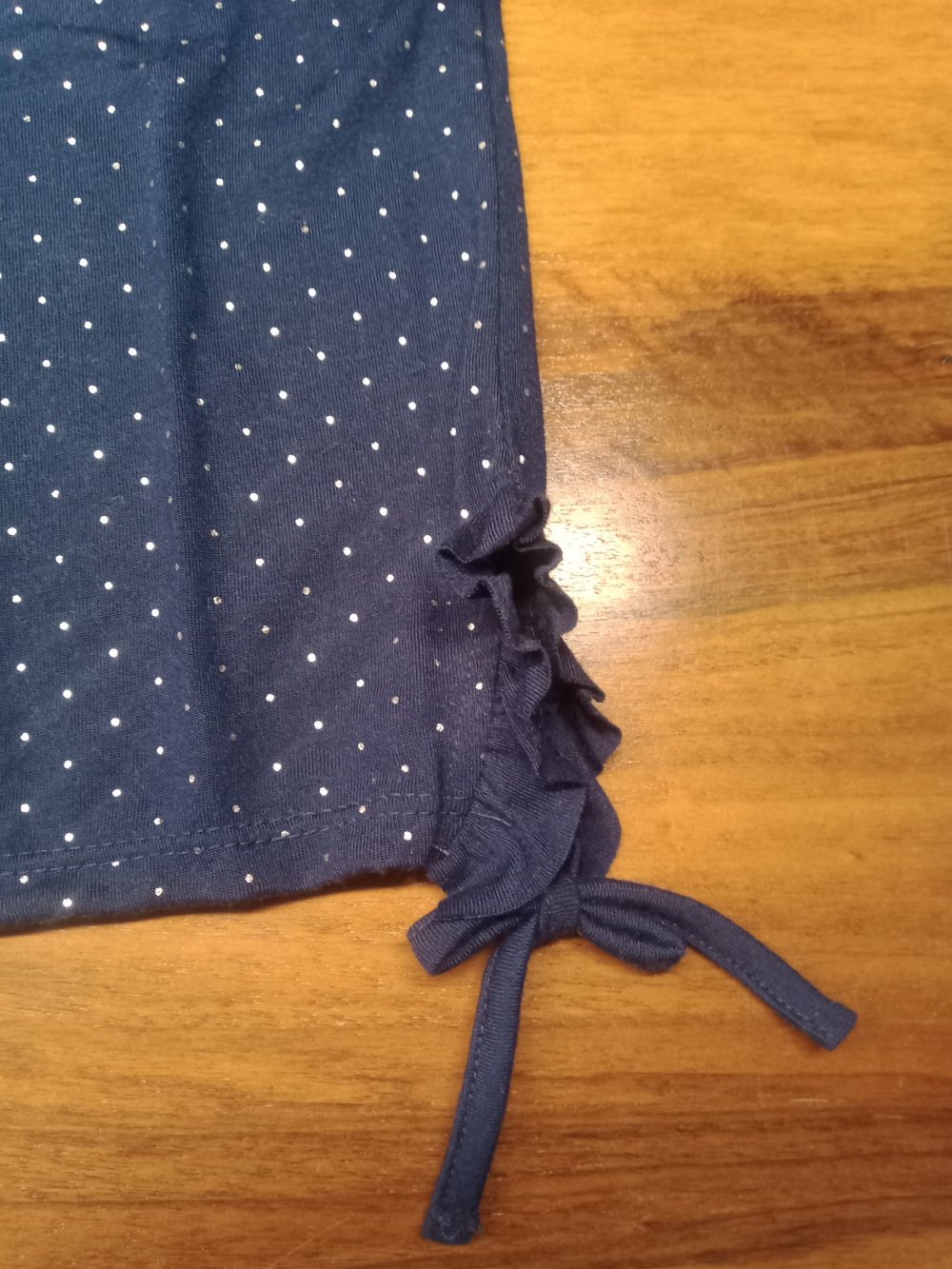 blaues T-Shirt mit Silberpunkten