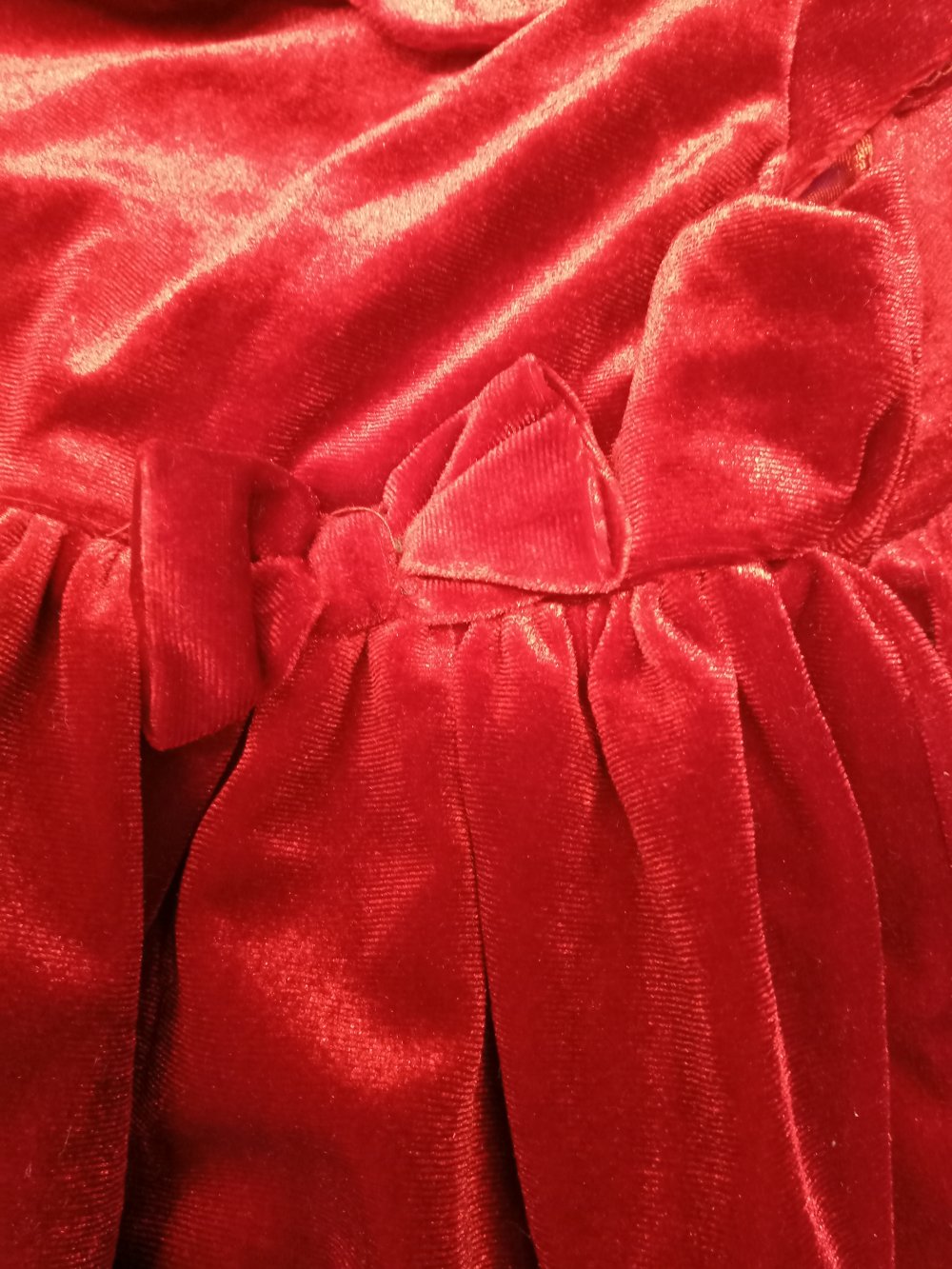 rotes Samtkleidchen