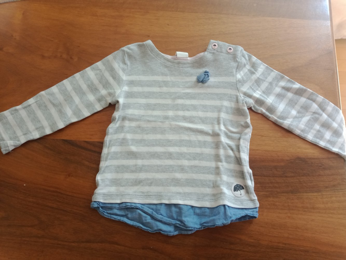 Graues Sweatshirt mit Hemdborte