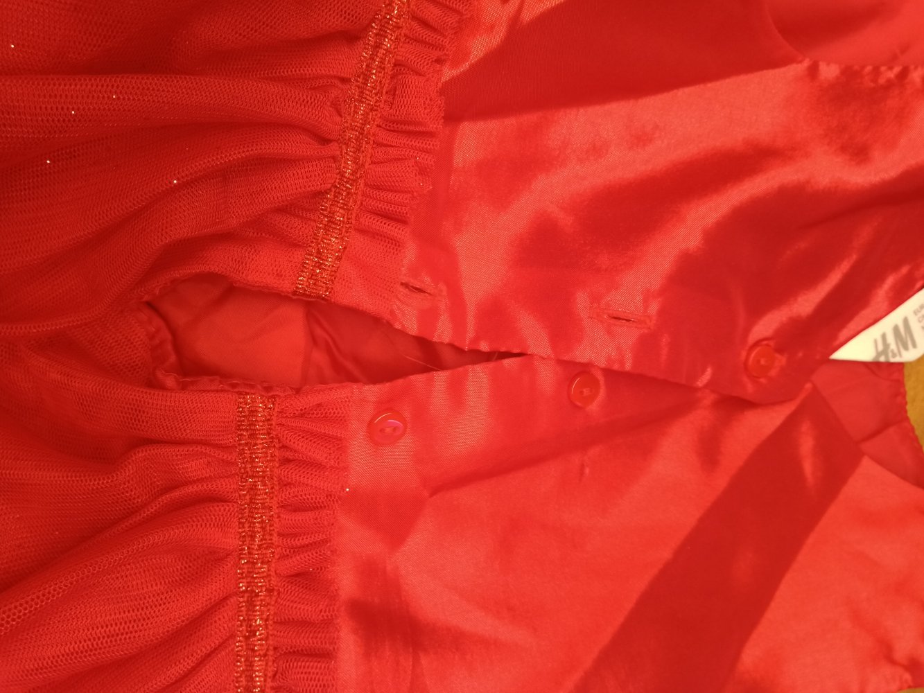 rotes Tüllkleidchen mit Rose