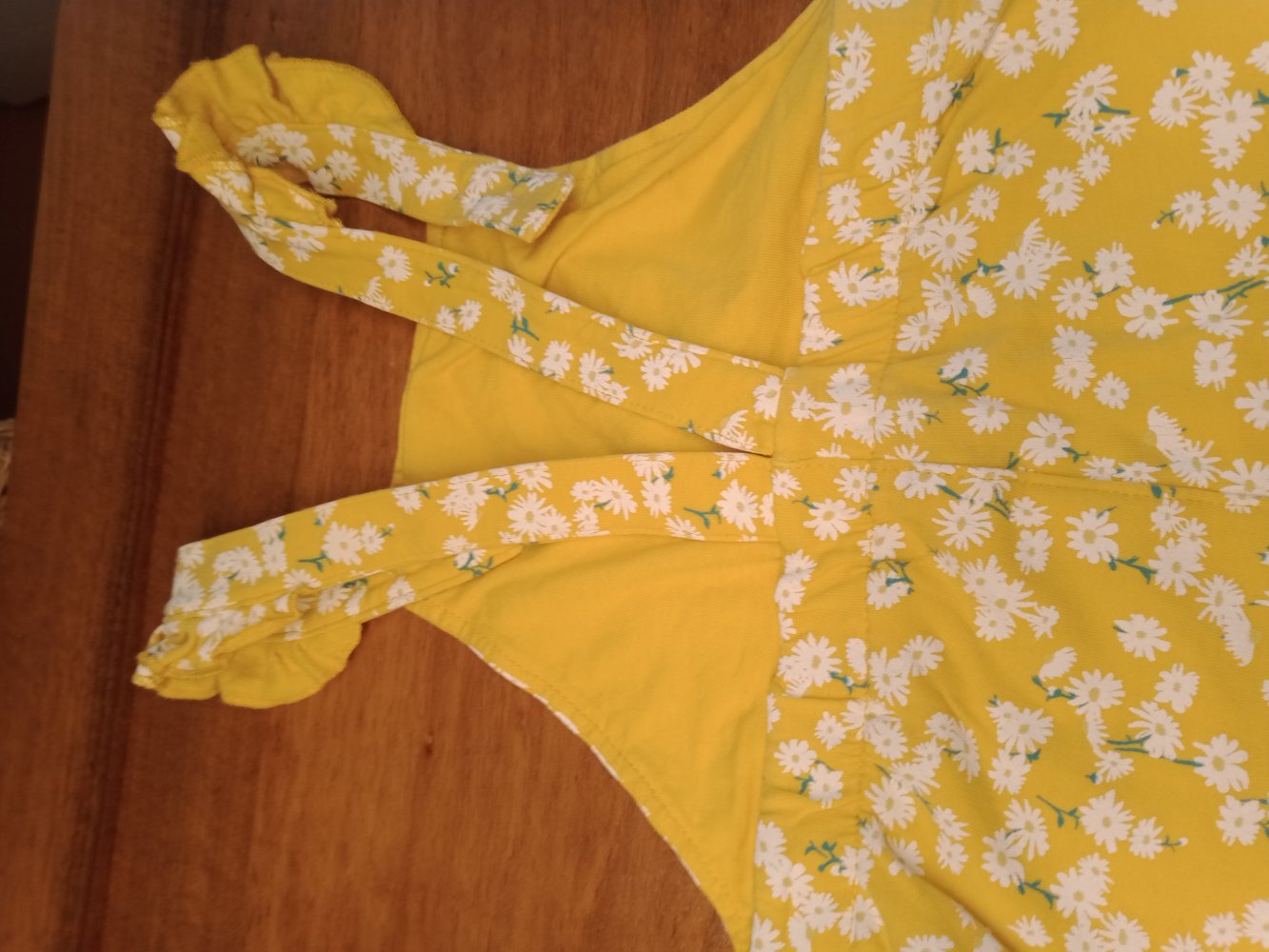 gelber Overall mit Gänseblümchen