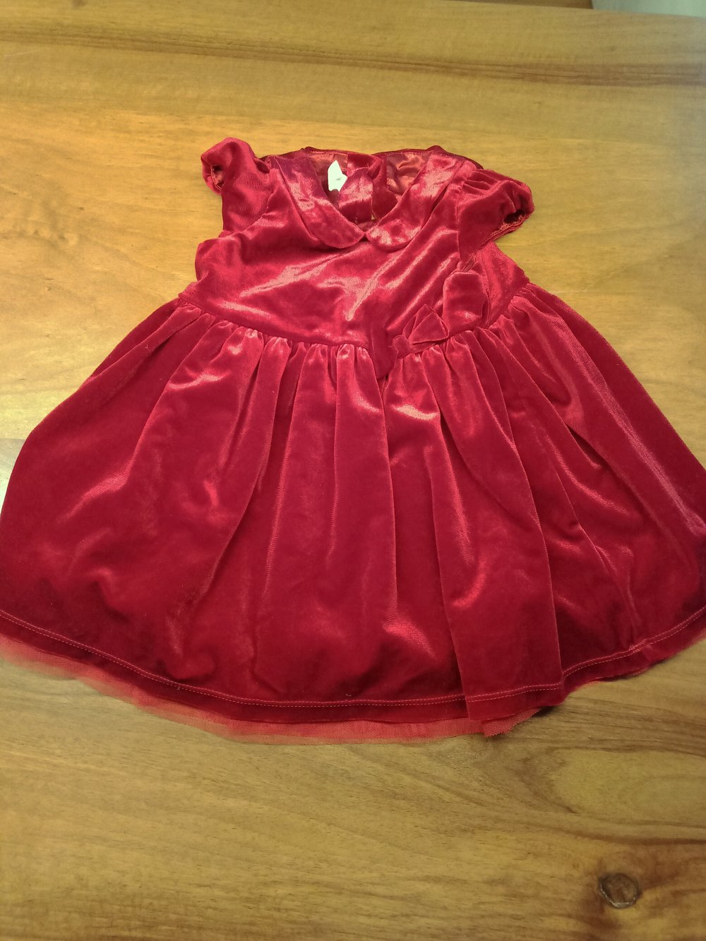 rotes Samtkleidchen