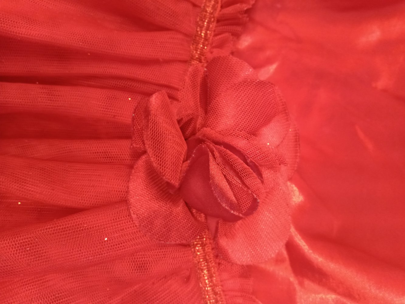 rotes Tüllkleidchen mit Rose