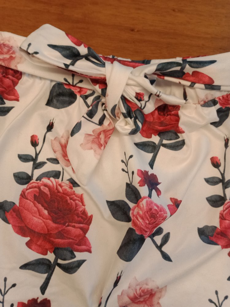 Sommerhose weiss mit Rosen