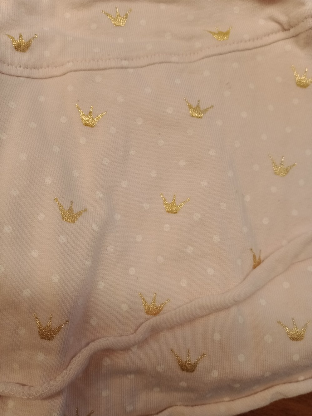 rosa Baumwollkleidchen mit goldenen Krönchen