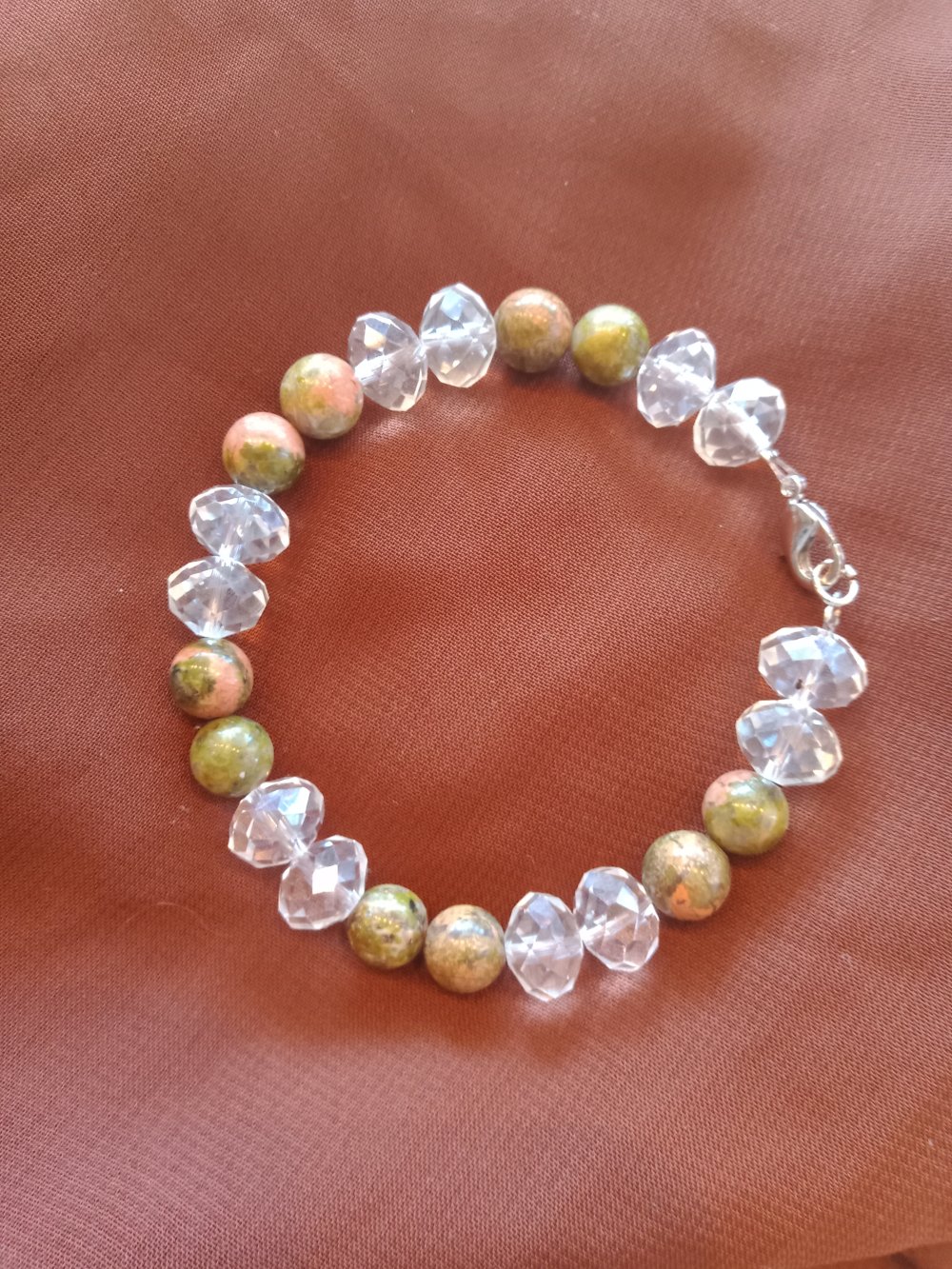 Armband aus Glasperlen und echtem Epidot
