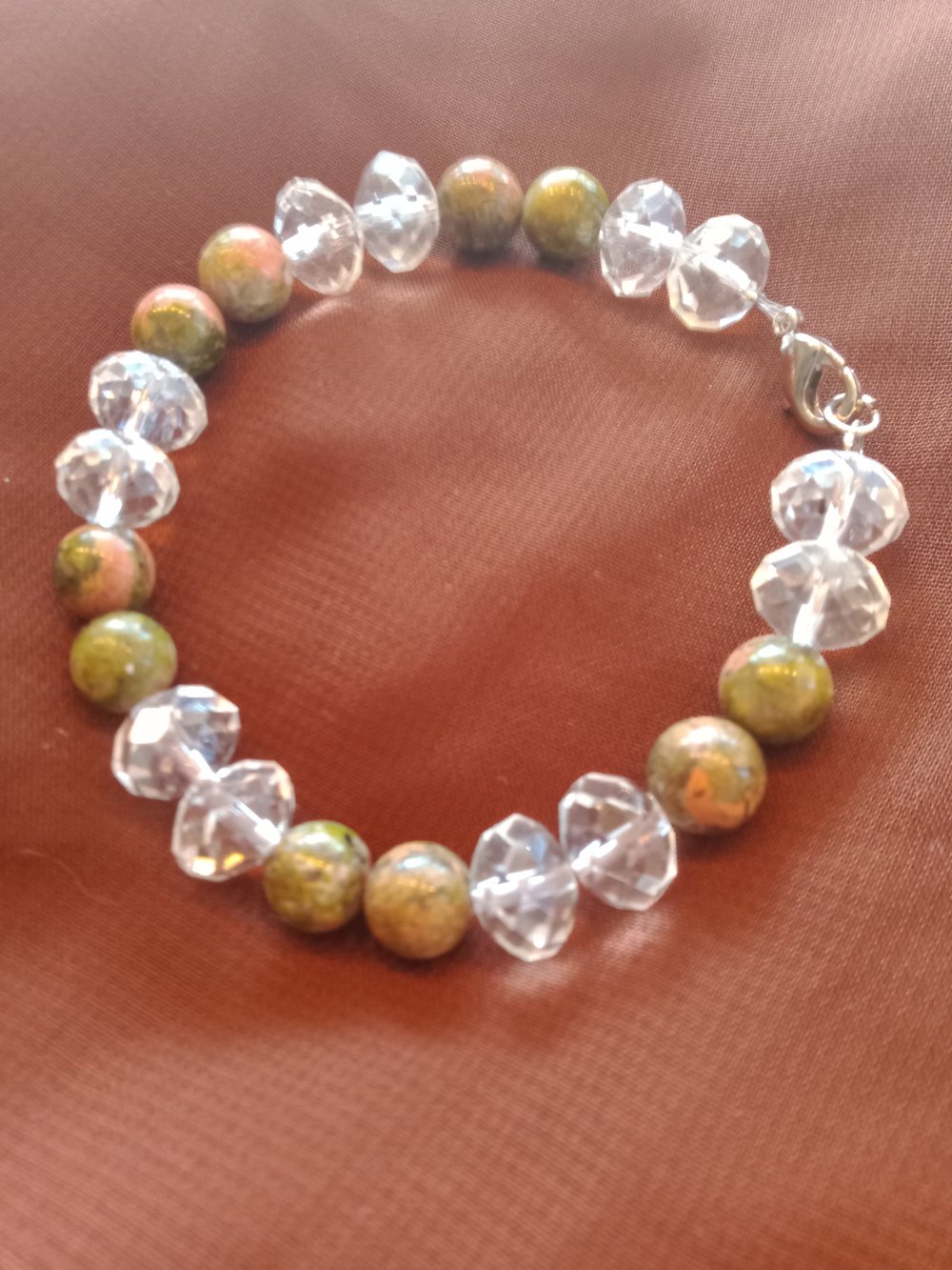 Armband aus Glasperlen und echtem Epidot