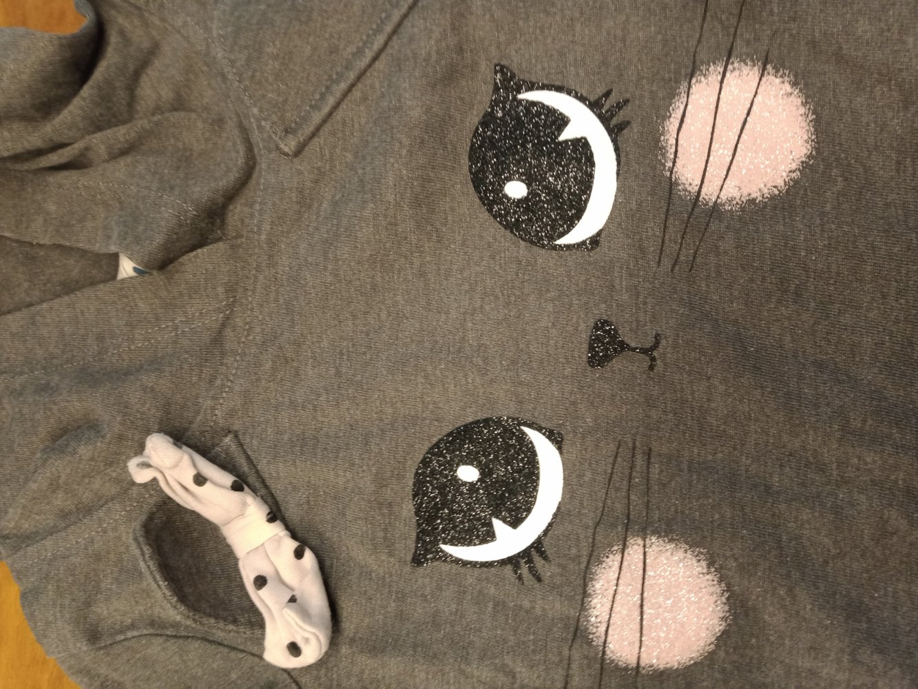 graues Hoods-Kleidchen mit Katzengesicht