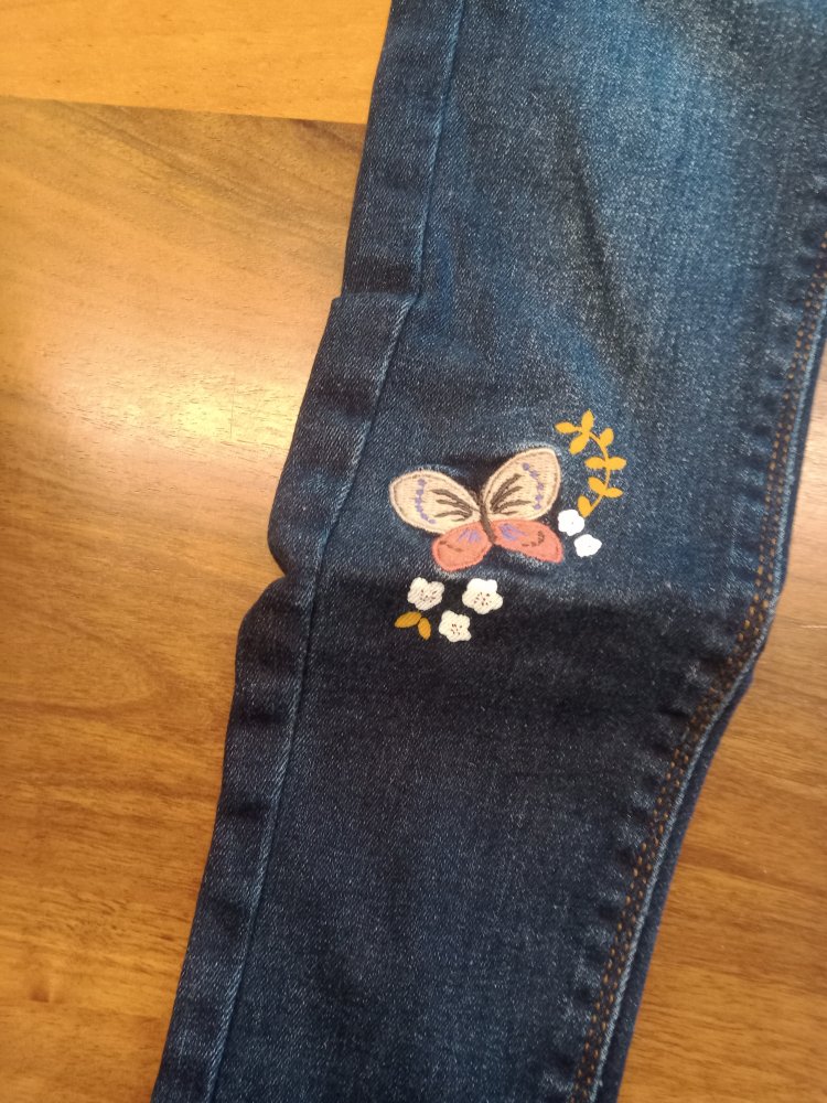 Jeans mit Schmetterlingen