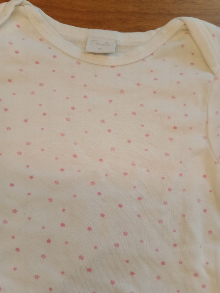 weisser Body langarm mit rosa Sternchen