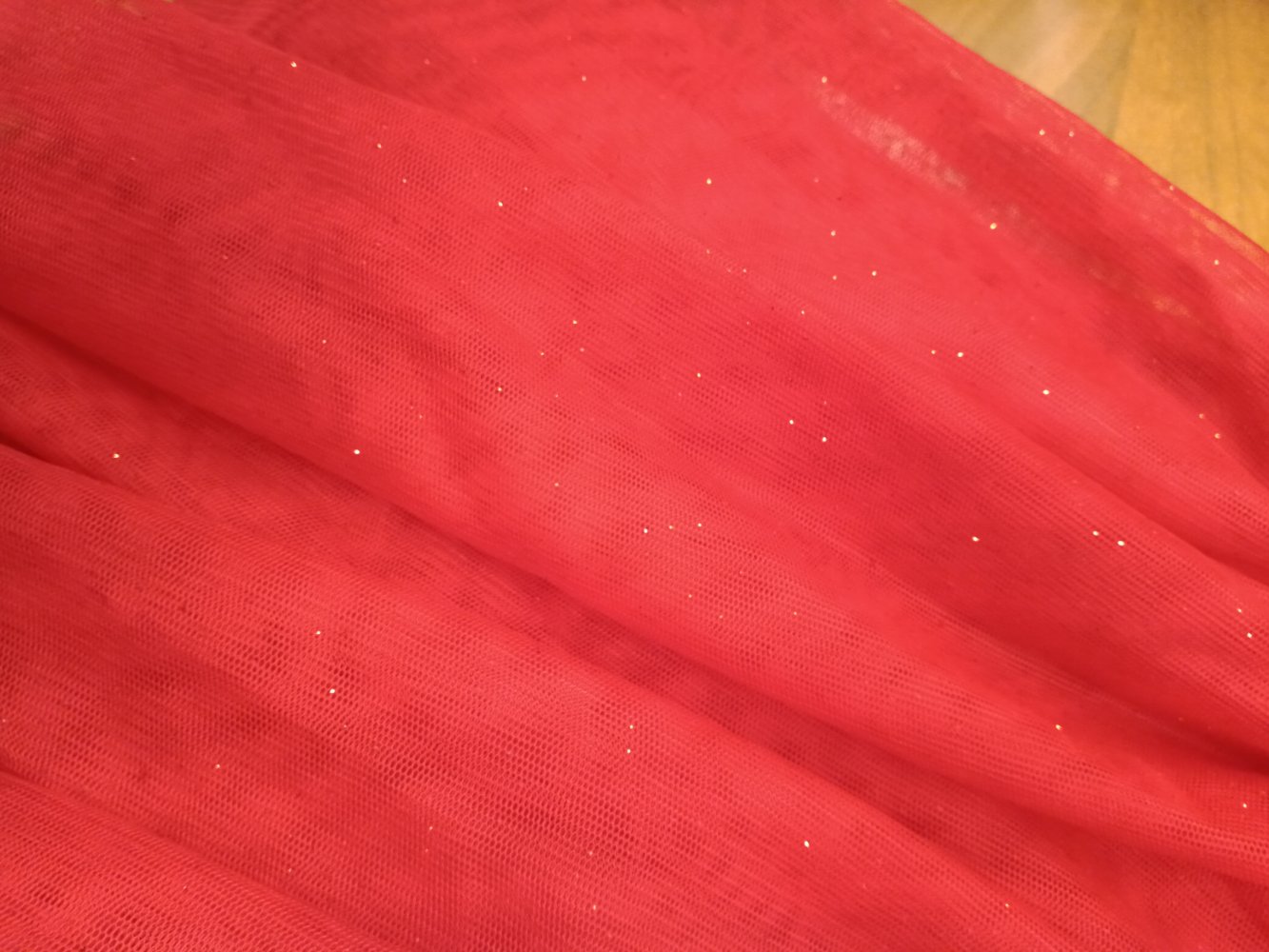 rotes Tüllkleidchen mit Rose