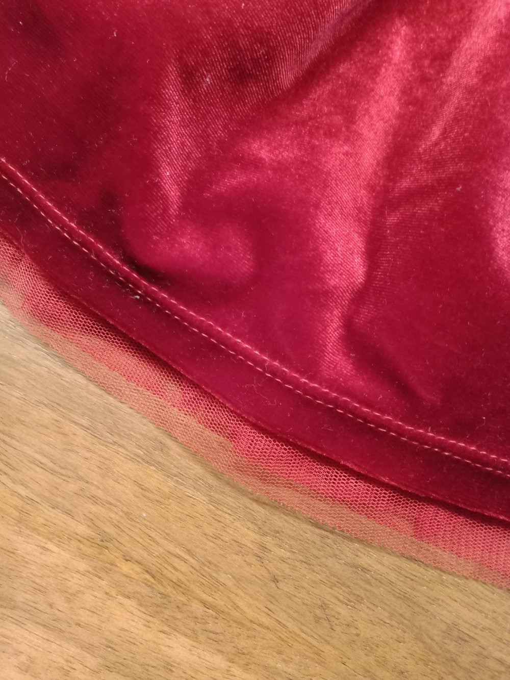 rotes Samtkleidchen