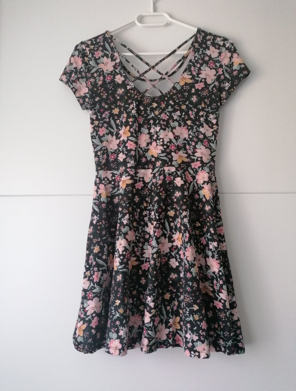 Kurzes, Schwarzes Sommerkleid mit Blumen und schönem Rücken
