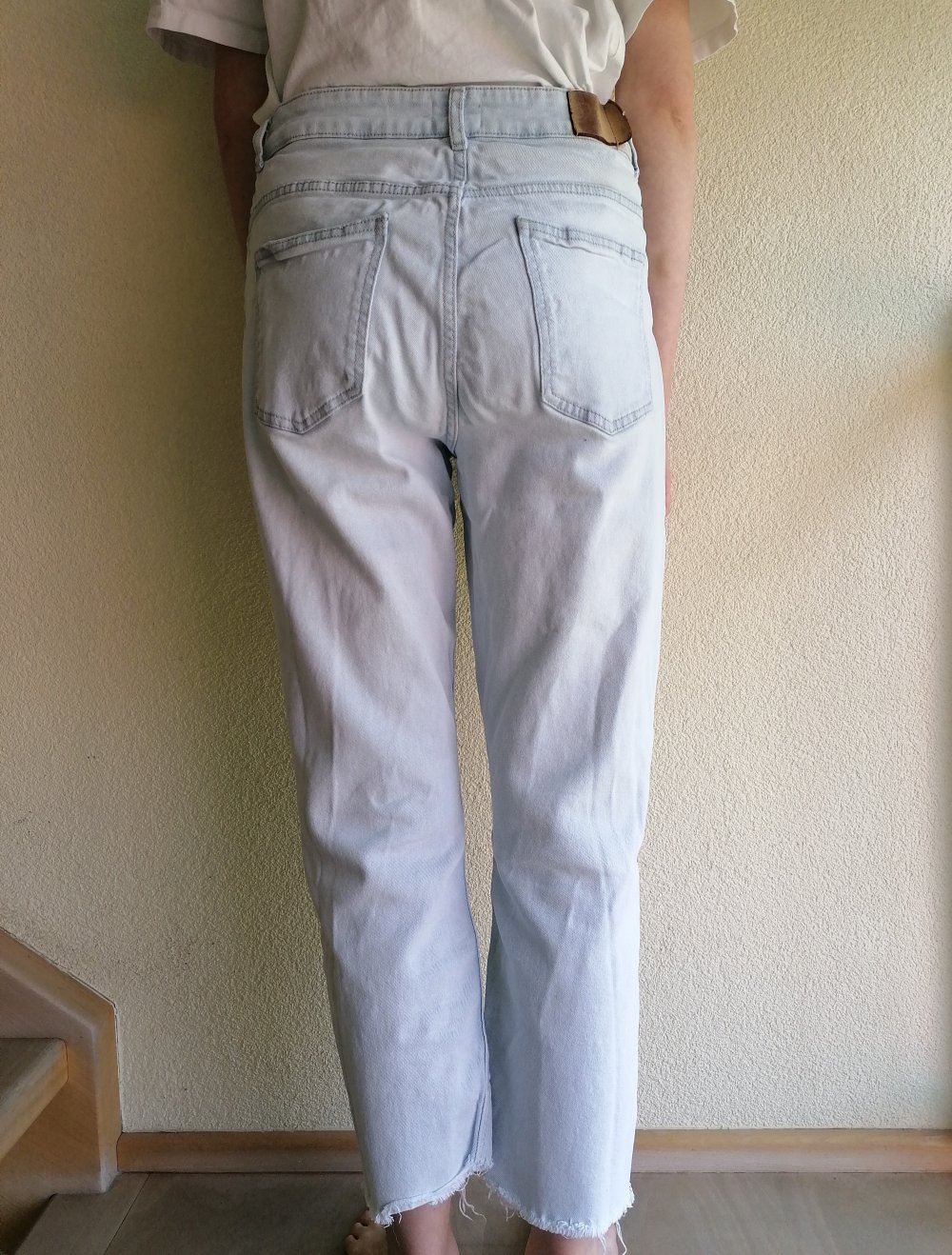 Hellblaue ONLY Jeans mit Fransen an den Beinen