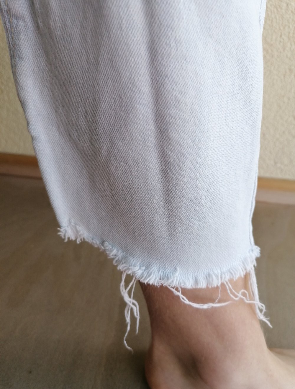 Hellblaue ONLY Jeans mit Fransen an den Beinen