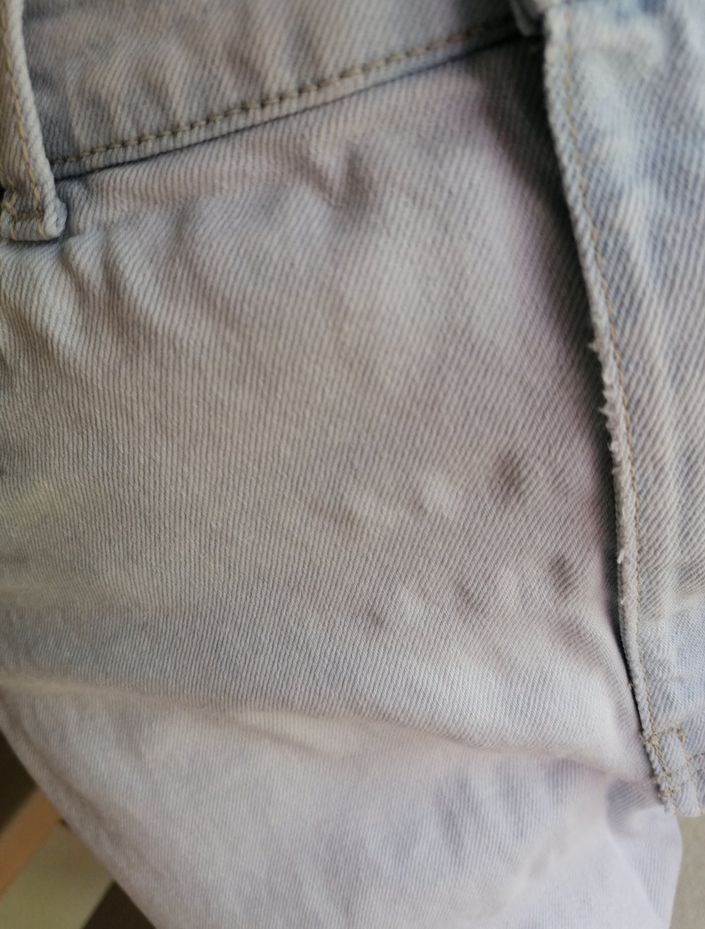 Hellblaue ONLY Jeans mit Fransen an den Beinen