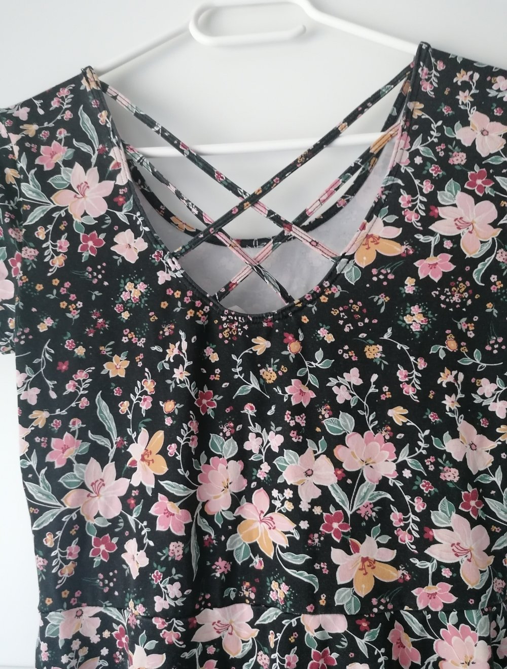 Kurzes, Schwarzes Sommerkleid mit Blumen und schönem Rücken