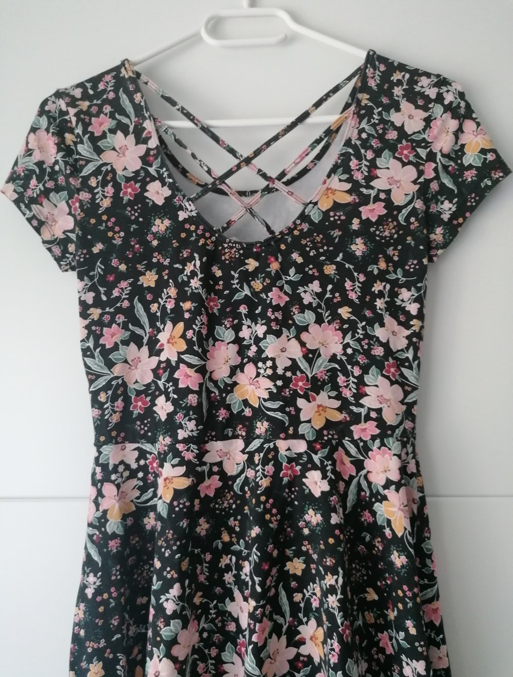 Kurzes, Schwarzes Sommerkleid mit Blumen und schönem Rücken