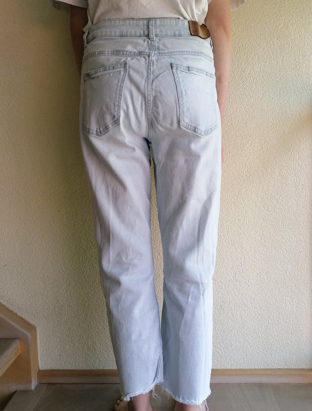 Hellblaue ONLY Jeans mit Fransen an den Beinen