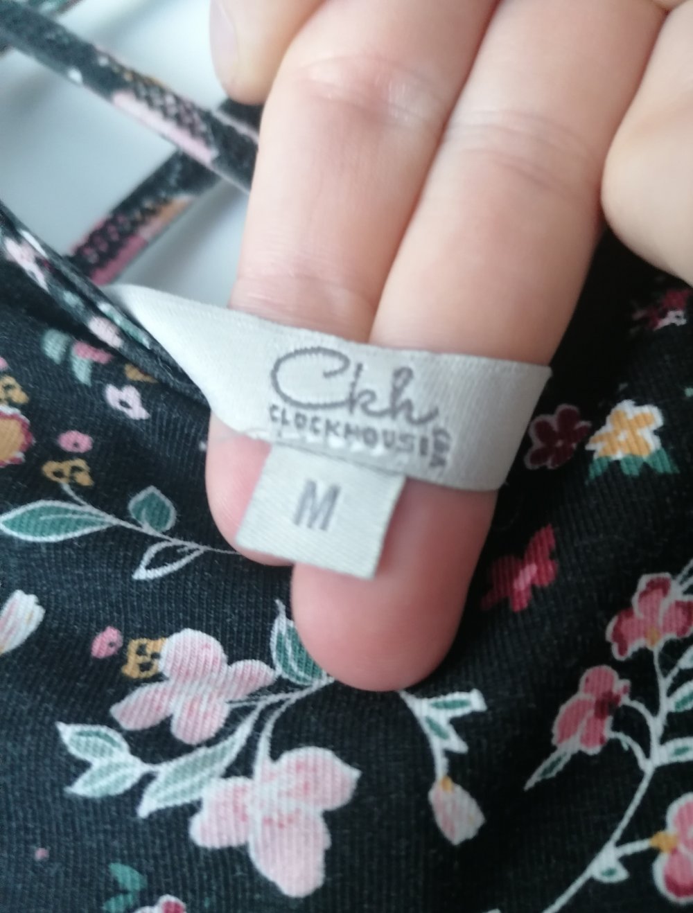 Kurzes, Schwarzes Sommerkleid mit Blumen und schönem Rücken