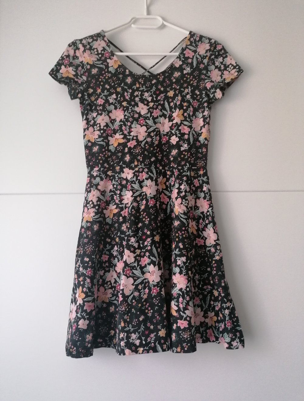 Kurzes, Schwarzes Sommerkleid mit Blumen und schönem Rücken